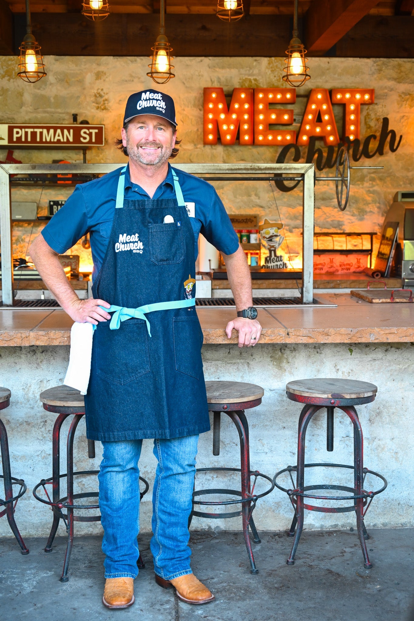 hedley-and-bennett-meat-church-apron-navy-p3 NAVY_H_B_APRON_LIFESTYLE_OUTDOOR_KITCHEN_TIED.jpg